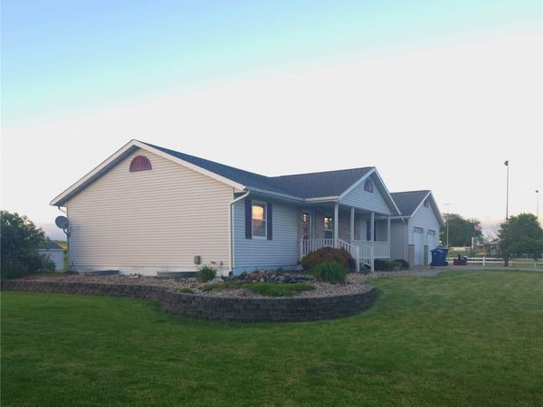 211 Eisenhower Drive , Wyoming, IA 52362