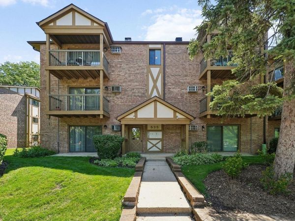 835 S Dwyer Avenue, Unit A, Arlington Heights, IL 60005