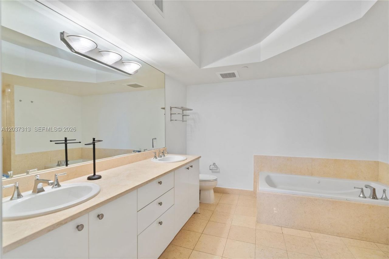 20000 E Country Club Dr , Unit 306, Aventura, FL 33180 Photo