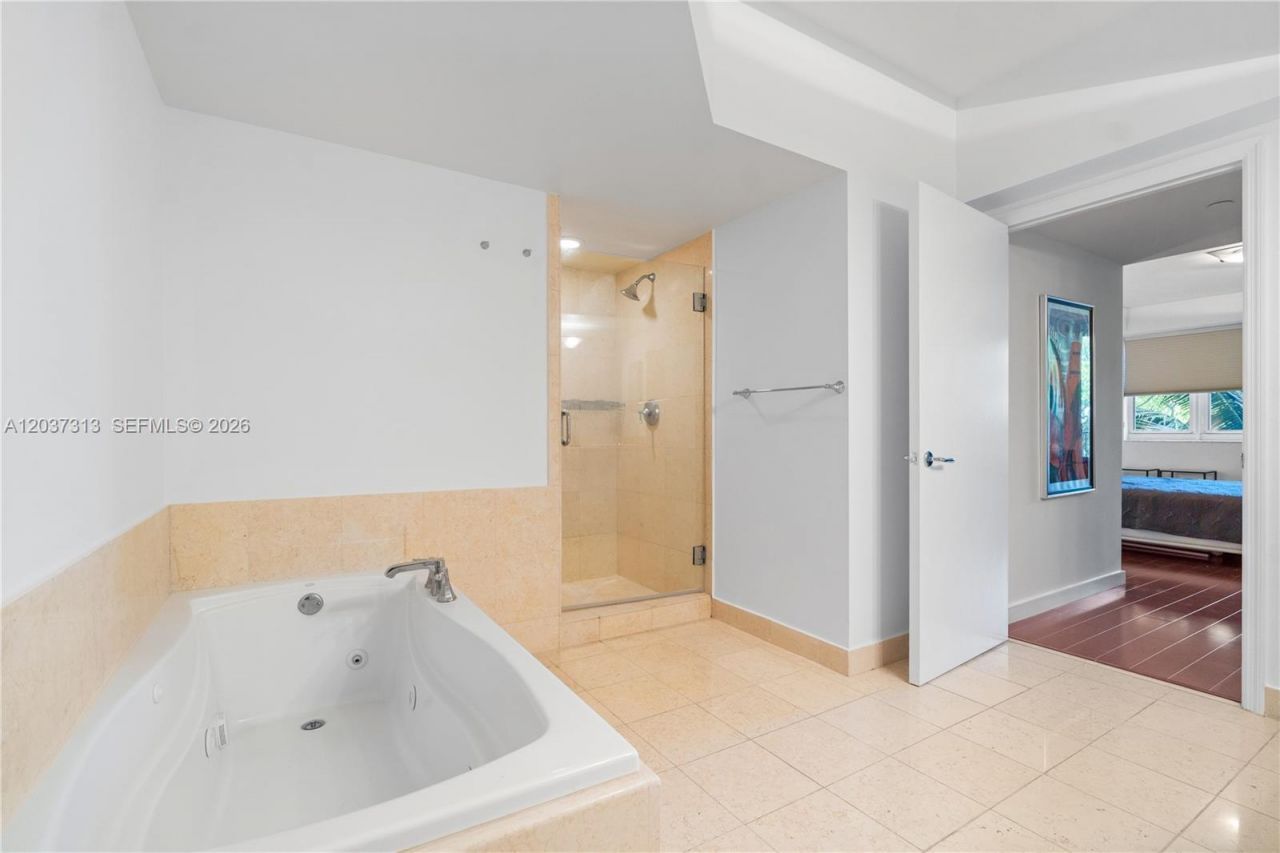 20000 E Country Club Dr , Unit 306, Aventura, FL 33180 Photo