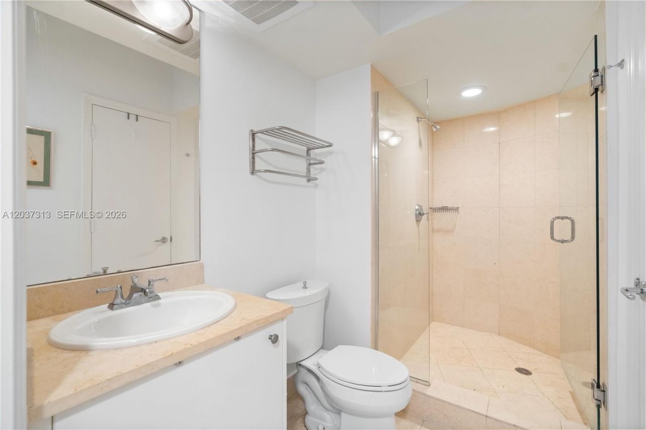 20000 E Country Club Dr , Unit 306, Aventura, FL 33180 Photo