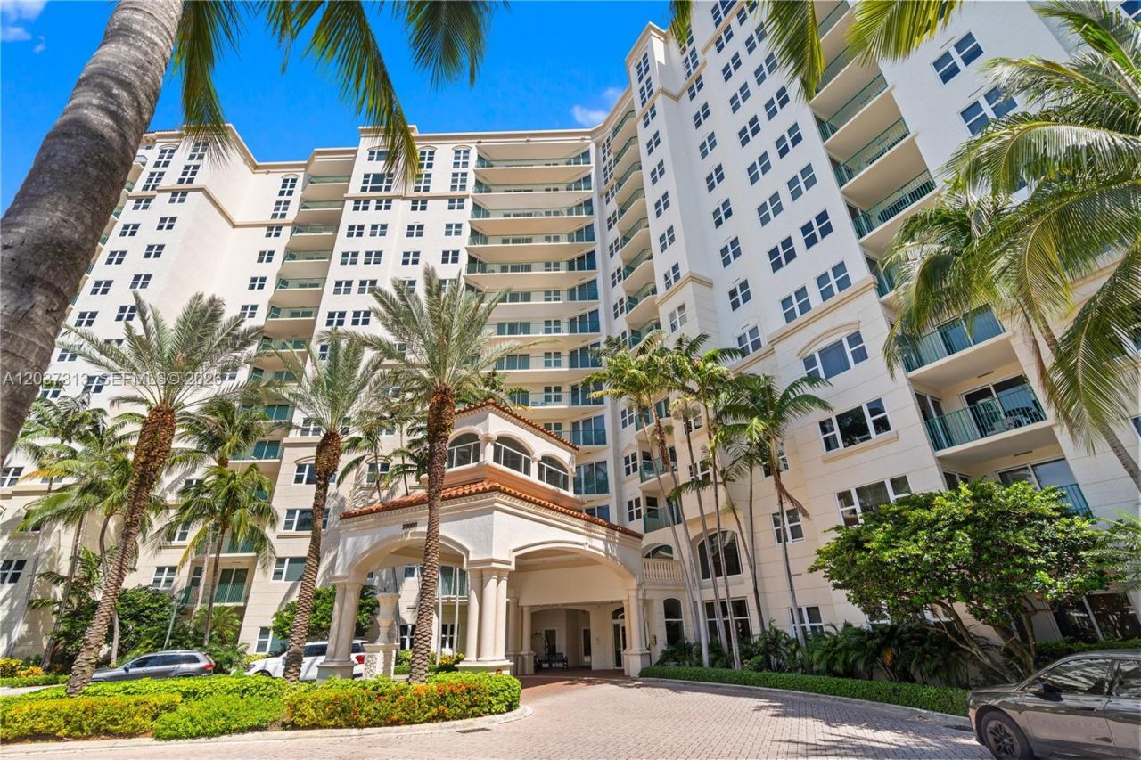 20000 E Country Club Dr , Unit 306, Aventura, FL 33180 Photo