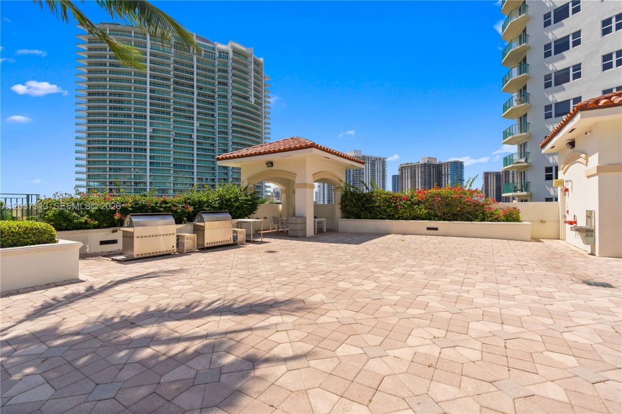 20000 E Country Club Dr , Unit 306, Aventura, FL 33180 Photo