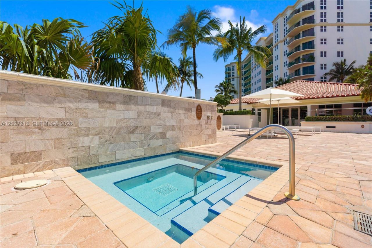 20000 E Country Club Dr , Unit 306, Aventura, FL 33180 Photo