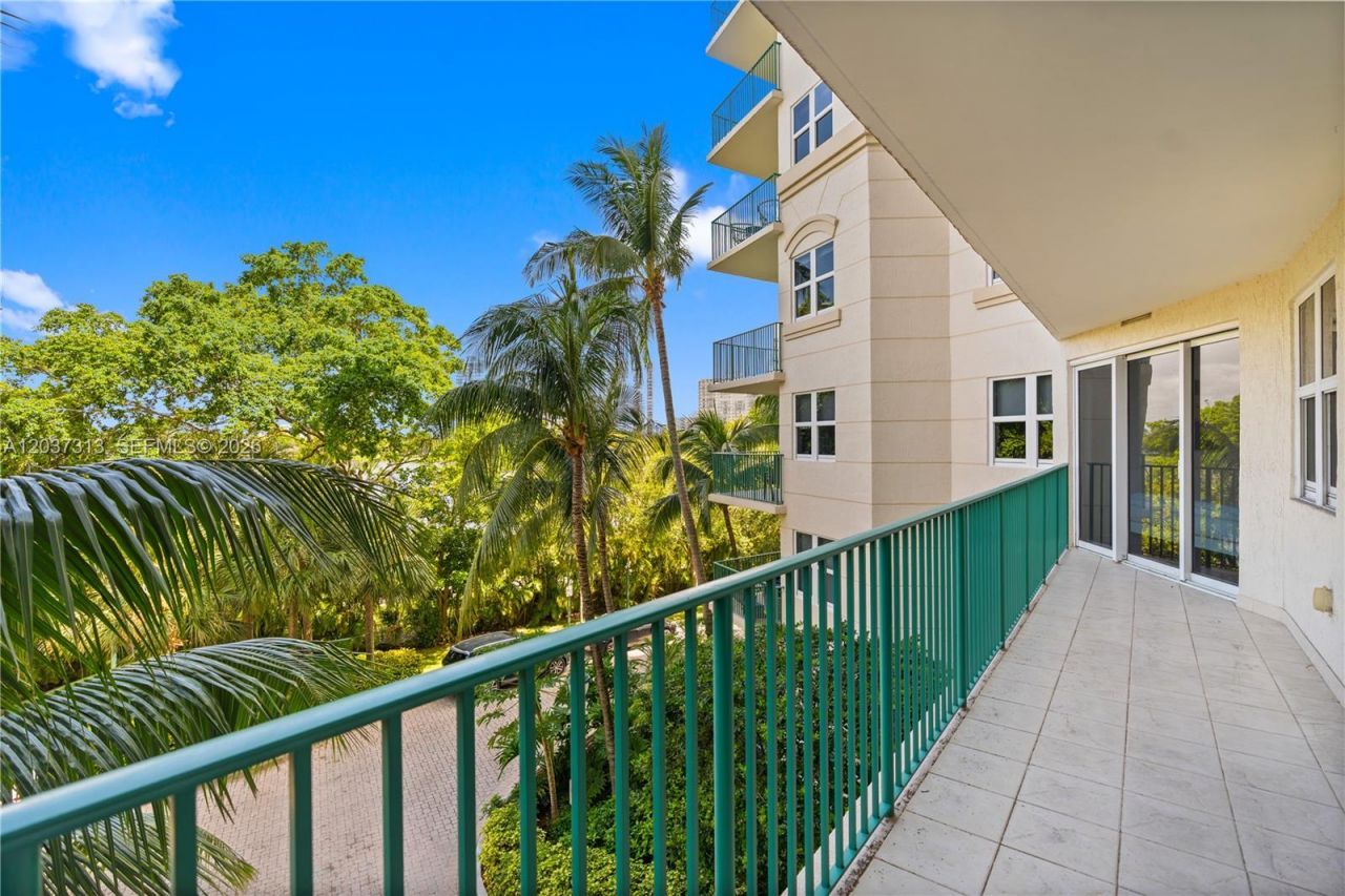 20000 E Country Club Dr , Unit 306, Aventura, FL 33180 Photo