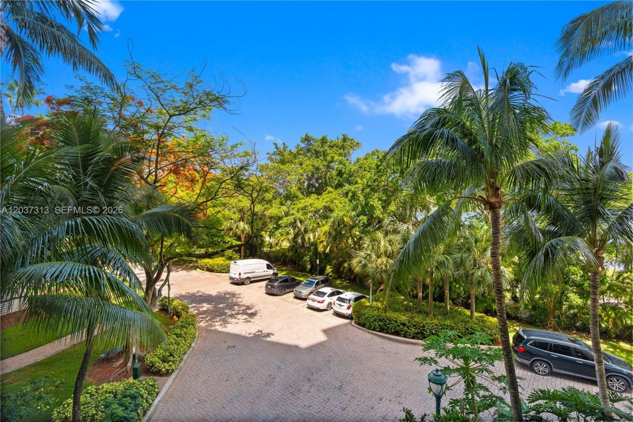 20000 E Country Club Dr , Unit 306, Aventura, FL 33180 Photo