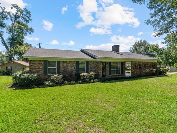 2072 Oakhurst Drive, Grenada, MS 38901