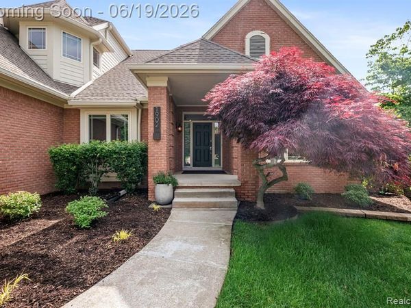1902 Grayslake Drive, Rochester Hills, MI 48306