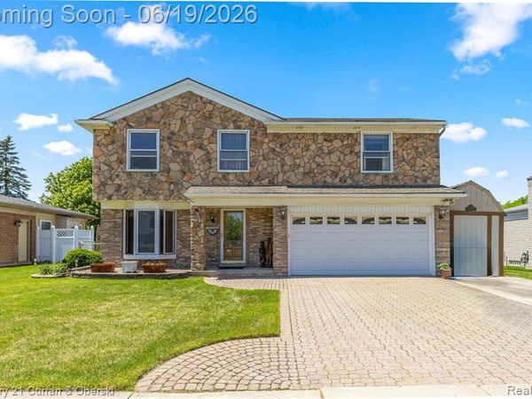 23312 E Fairway Drive, Woodhaven, MI 48183