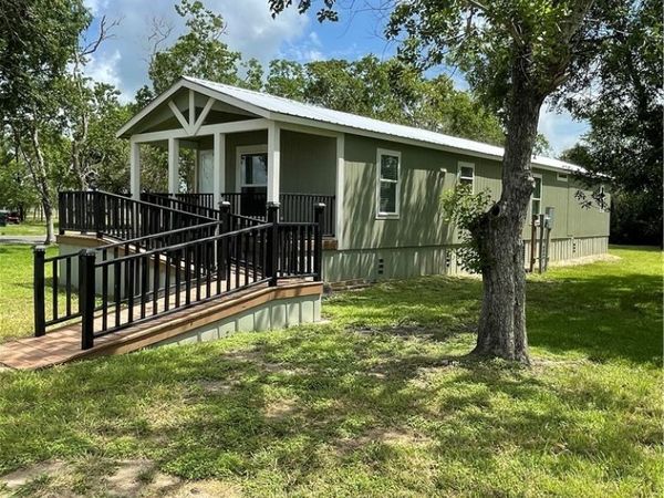 908 N Colorado Street, Edna, TX 77957