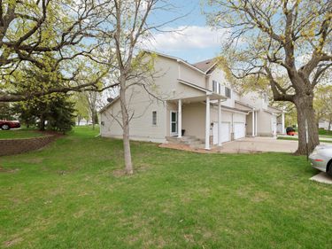 881 Kimberly Lane, Chanhassen, MN 55317