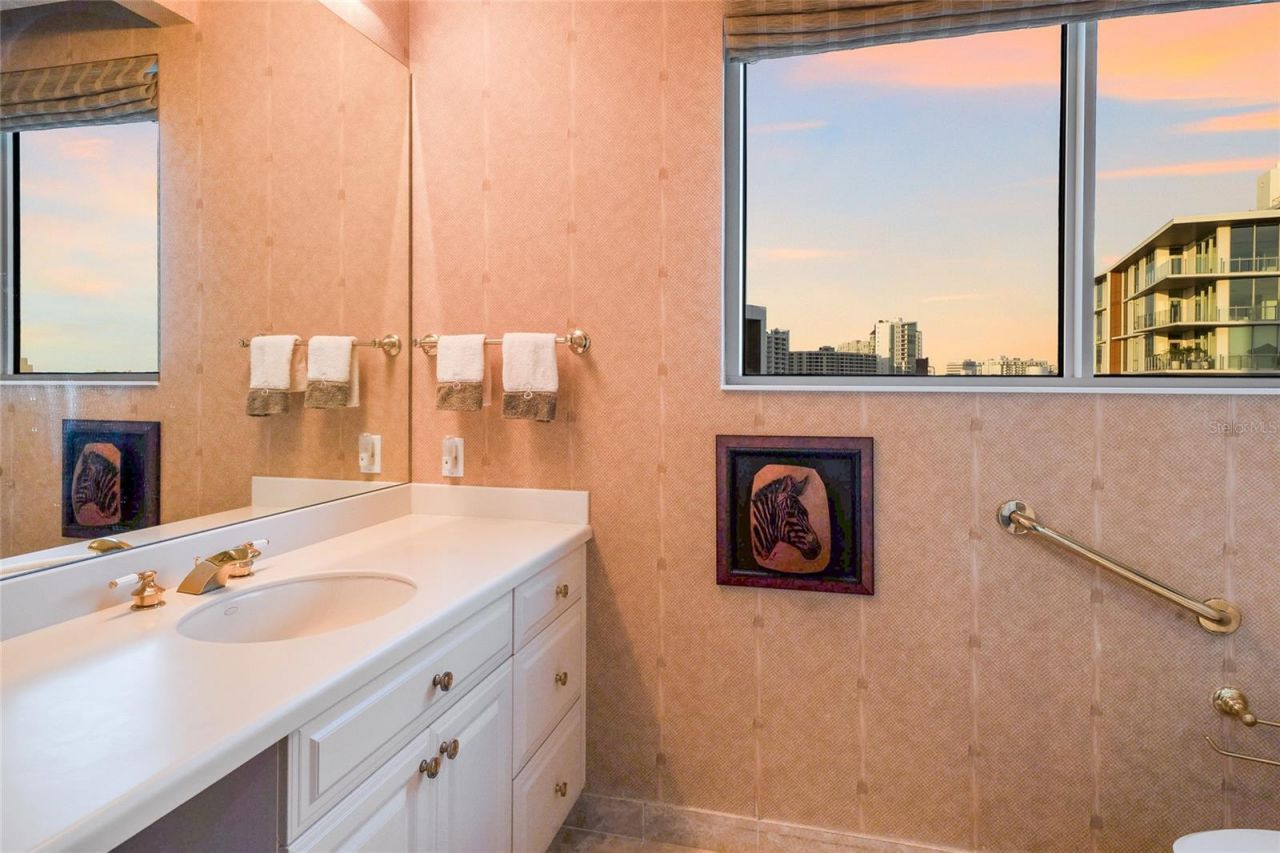 136 Golden Gate Point, Unit 602, Sarasota, FL 34236 Photo