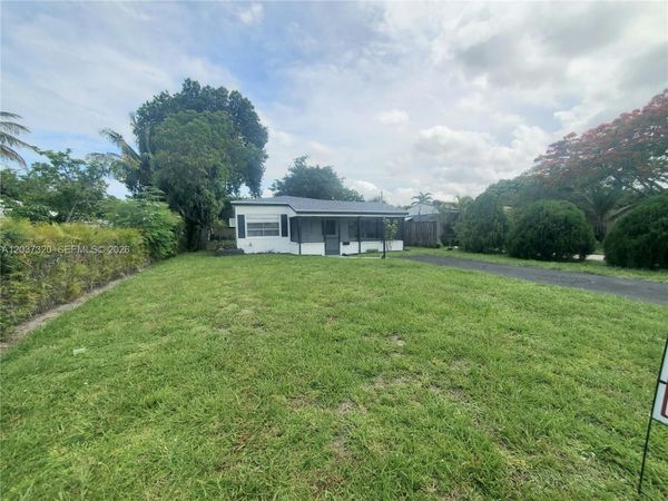 1990 NE 181st St , North Miami Beach, FL 33162
