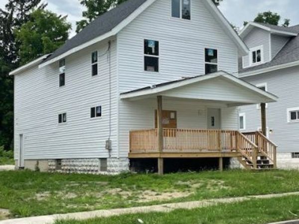 672 Moon Street , Akron, OH 44307