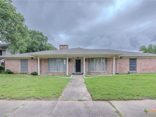 111 Dover Dell Lane , Victoria, TX 77904