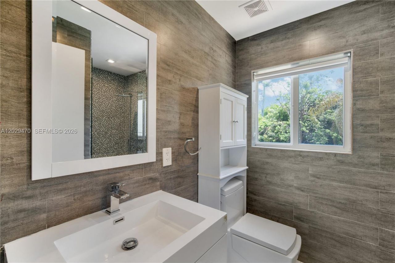 550 W 49th St, Unit n/a, Miami Beach, FL 33140 Photo