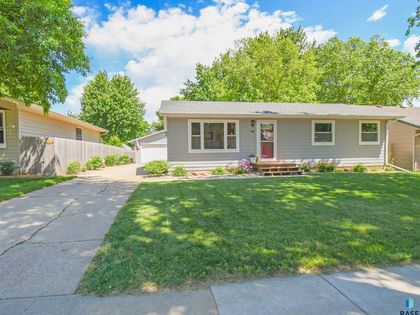 5108 E 17th St Sioux Falls, SD 57110