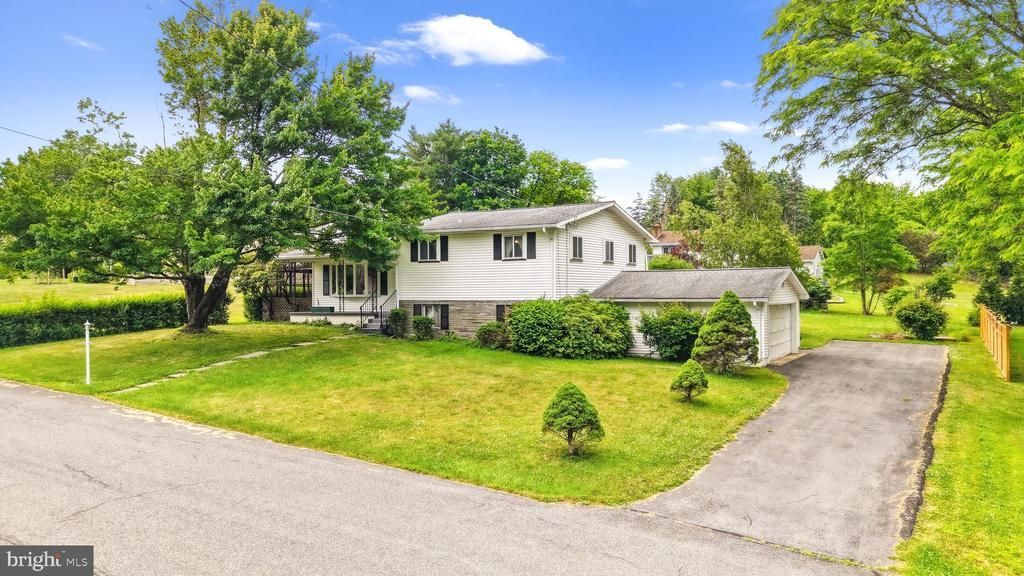 407 COLONIAL DRIVE, STROUDSBURG, PA 18360