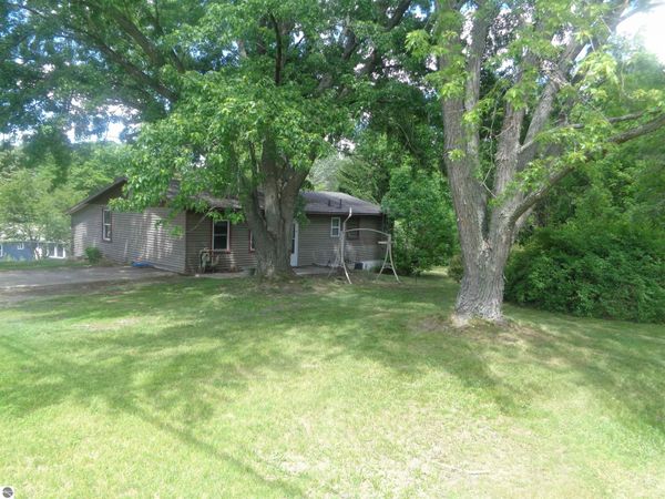 2287 Tower Hill Road S, Houghton Lake, MI 48629