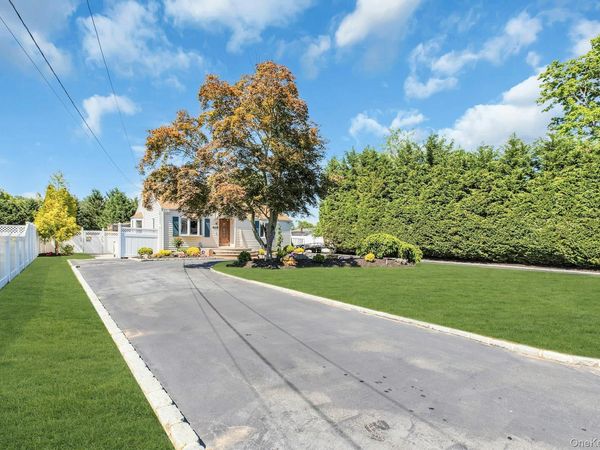 953 Karshick Street, Bohemia, NY 11716