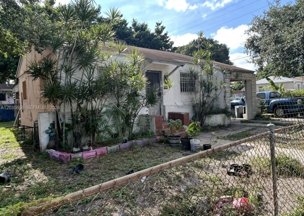 1892 NW 42nd St, Miami, FL 33142 Main Photo