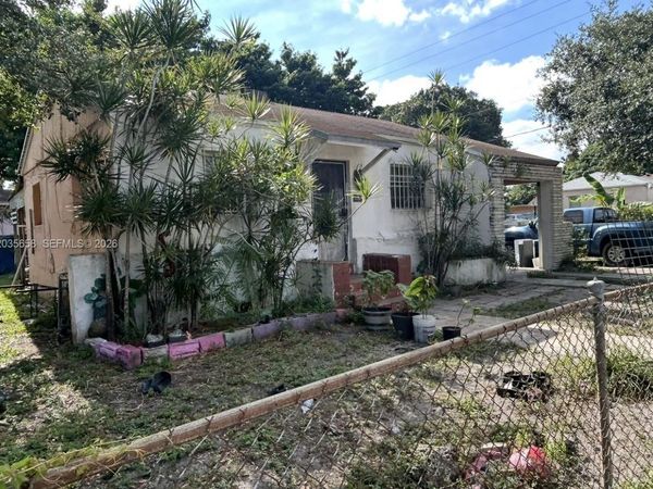 1892 NW 42nd St, Miami, FL 33142