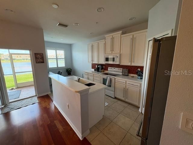 3662 Parkridge Circle, Unit 28-102, Sarasota, FL 34243 Photo