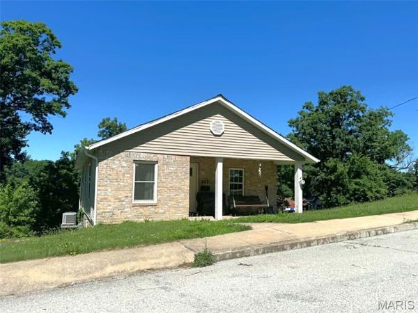 627 Pine Street , Hannibal, MO 63401