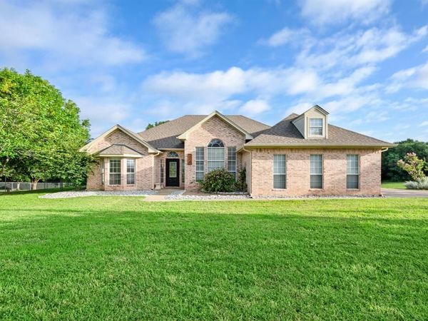 214 Knob Hill Drive , Granbury, TX 76048