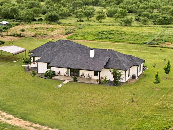 965 County Road 7611, Devine, TX 78016