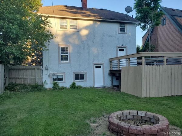 358 W Iroquois Road , Pontiac, MI 48341