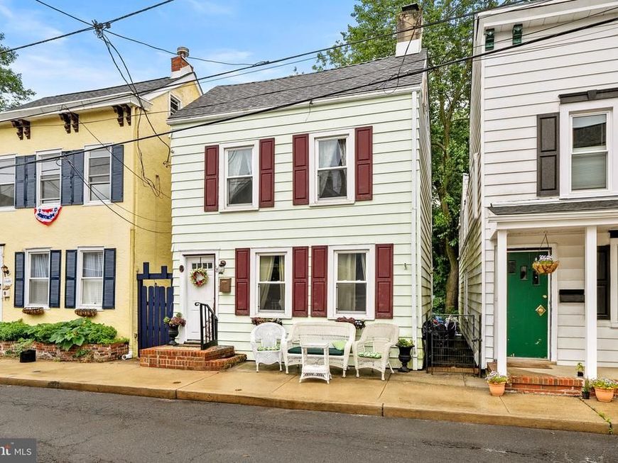 18 Miles Avenue, Bordentown, NJ 08505 Main Photo
