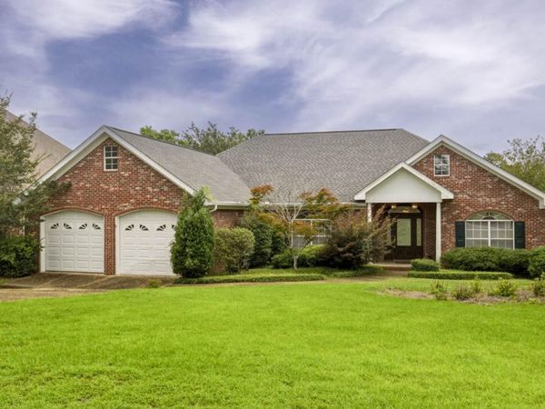 90 W Shore Dr., Hattiesburg, MS 39402