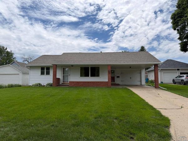 218 4th St NE, Orange City, IA 51041