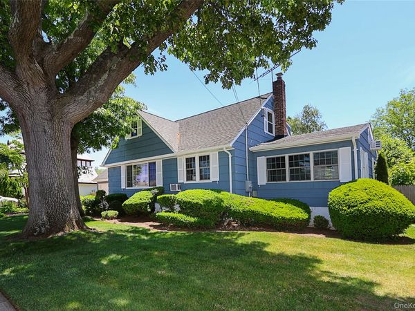 15 Hemlock Street , Merrick, NY 11566