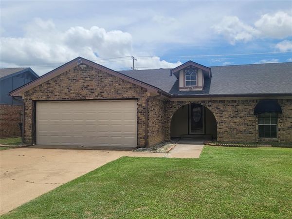 4100 Longleaf Lane , Fort Worth, TX 76137