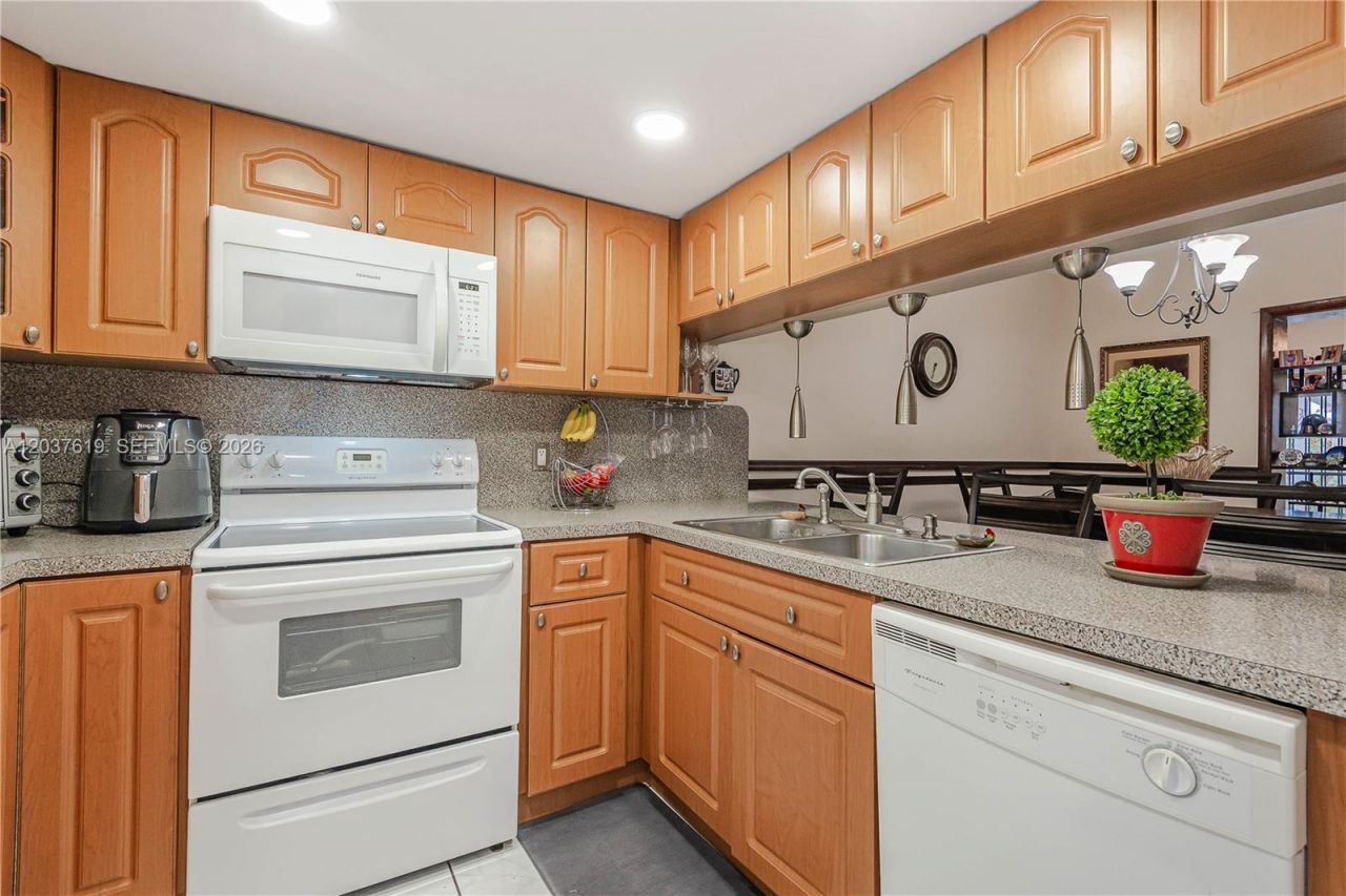 1052 W 79th St , Unit 11, Hialeah, FL 33014 Photo