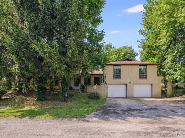 86 Memorial Court , Highland, IL 62249
