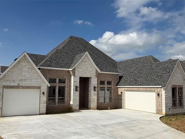 945 Claystone Ridge Drive, Fort Worth, TX 76028