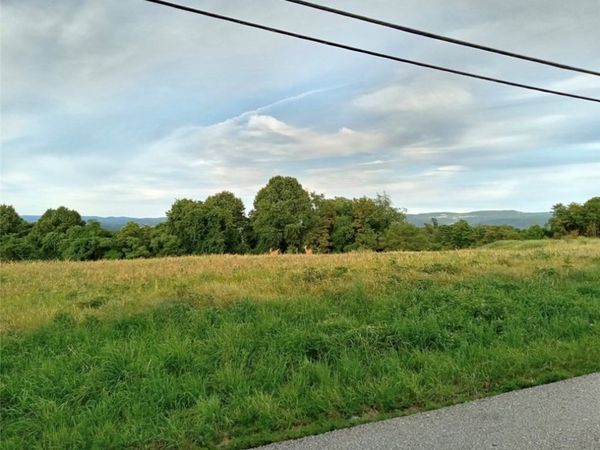 986 Old Pittsburgh Rd , Uniontown, PA 15401