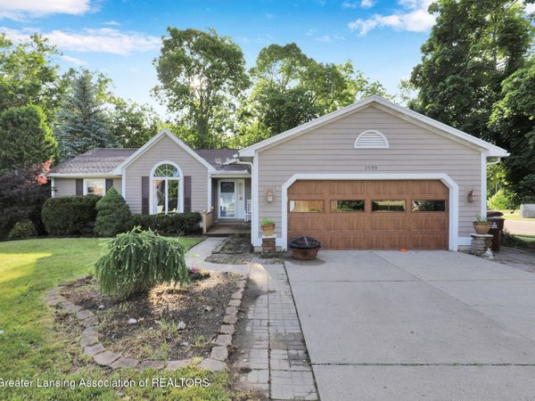 1099 Brookside Drive, Grand Ledge, MI 48837