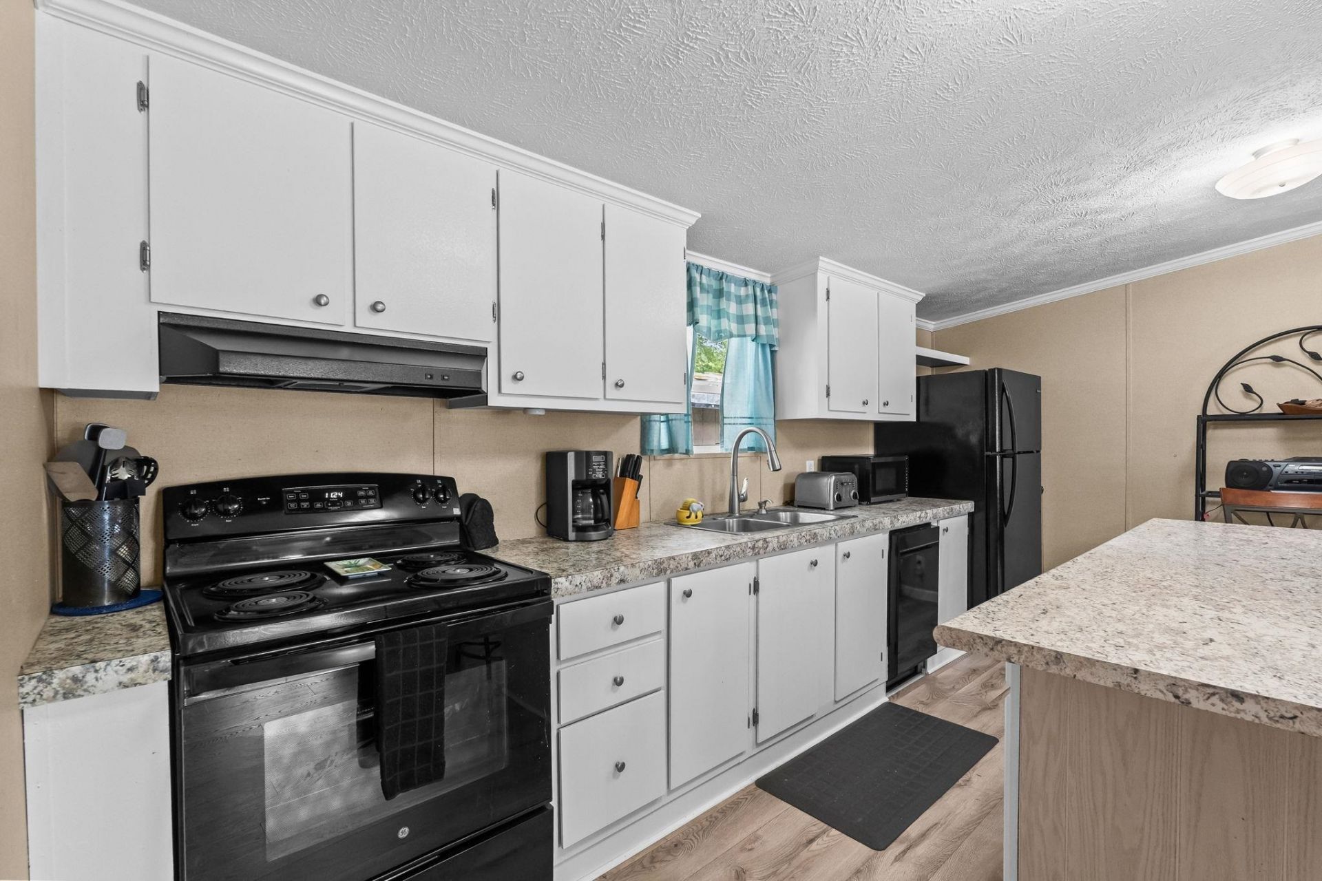 1617 Crystal Lake Dr. Photo 6