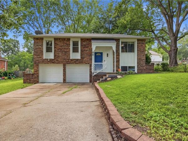 916 NW Berkshire Drive, Blue Springs, MO 64015
