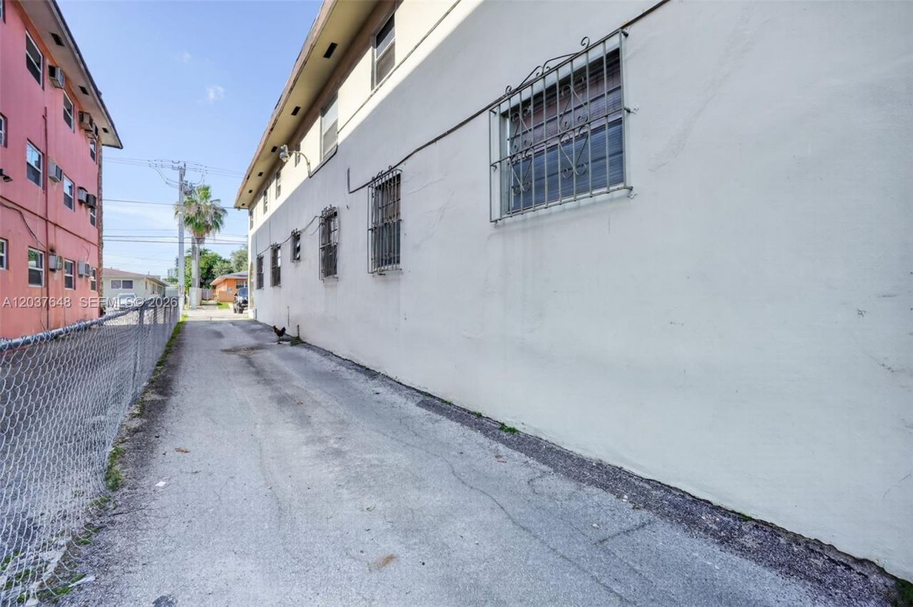 450 SW 9th St , Miami, FL 33130 Photo