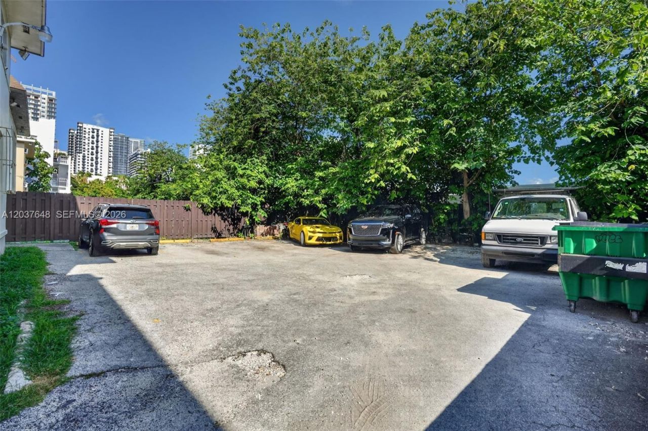 450 SW 9th St , Miami, FL 33130 Photo