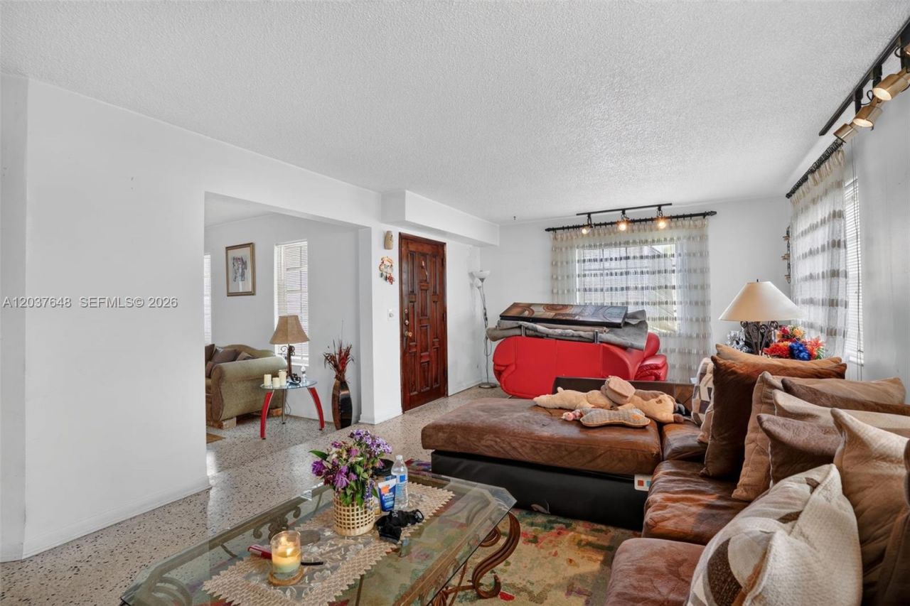 450 SW 9th St , Miami, FL 33130 Photo