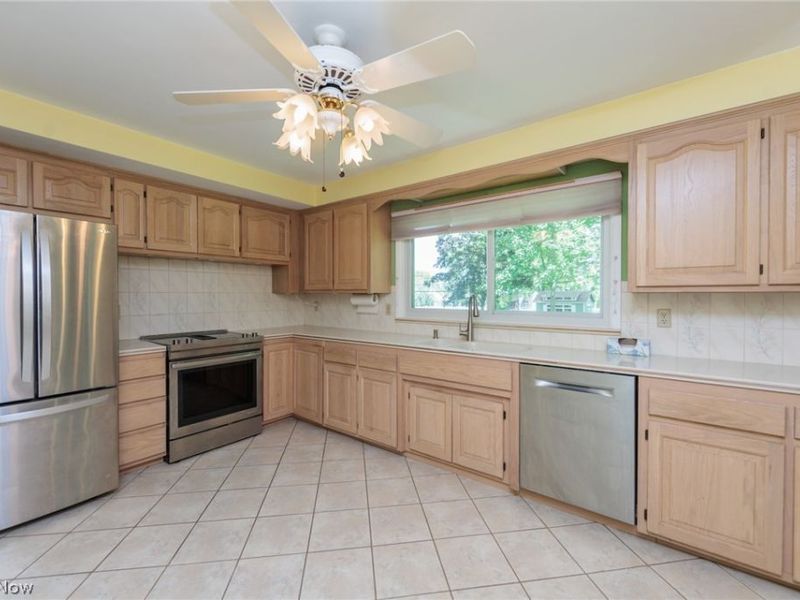 7601 Green Valley Drive, Parma, OH 44134 Photo 3