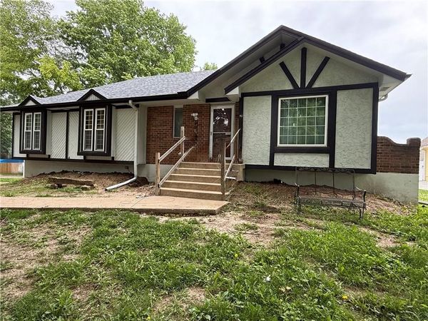 477 NW Weschester Court, Blue Springs, MO 64014