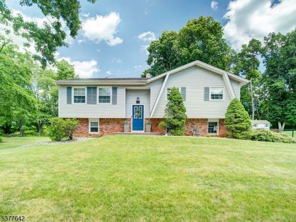 17 Sunset Dr, Mount Olive, NJ 07828