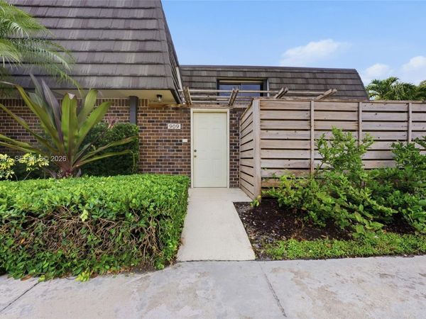 909 9th Ter , Palm Beach Gardens, FL 33418